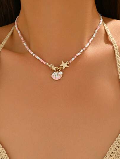 Colar de pérolas rosa e branco, estilo doce de verão, com pingente de concha, estrela-do-mar e búzio, em um design moderno inspirado no oceano. Ideal para uso diário e férias na praia.