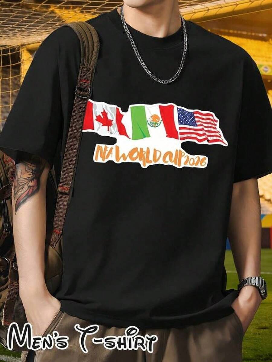 Camiseta de manga corta con estampado "Flag Flying Style" de Host Nations. Es un recuerdo de torneo con un estilo fresco e informal, que presenta el diseño de las banderas de tres naciones participantes en la Copa del Mundo. Adecuado para ir de compras y tomar fotos, salidas de vacaciones - Negro - Ver 1