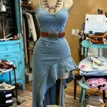 Nana's Women's Clothing Store NostaNoir Vestido de mezclilla con escote en V asimétrico y tirantes finos para mujer - Azul - Ver 4