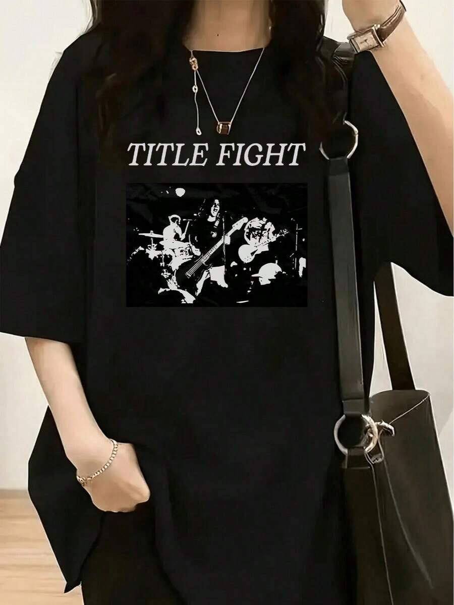 Una elegante camiseta de mujer para primavera y verano con un llamativo estampado blanco de NELLY en la parte superior y una cuadrícula de "B playeras de mujer". - Negro 9 - Ver 1