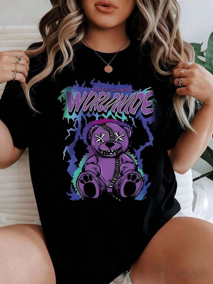playeras de mujer algodon Oso de peluche morado de peso pesado con costuras, rodeado de un rayo de neón, simboliza la valentía y la rebeldía juguetona. Camiseta casual de 100% algodón para mujer. Idea de regalo. >ropa - Negro - Ver 1