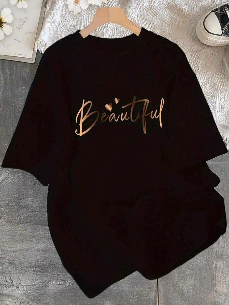 Camiseta única estilo y2k con el diseño elegante y moderno de la palabra Beautiful en dorado, perfecta para expresar tu belleza y personalidad, ideal para cualquier ocasión, combina con tus mejores outfits y destaca en tus salidas, no te quedes sin la tuya. UD22 - Negro - Ver 1