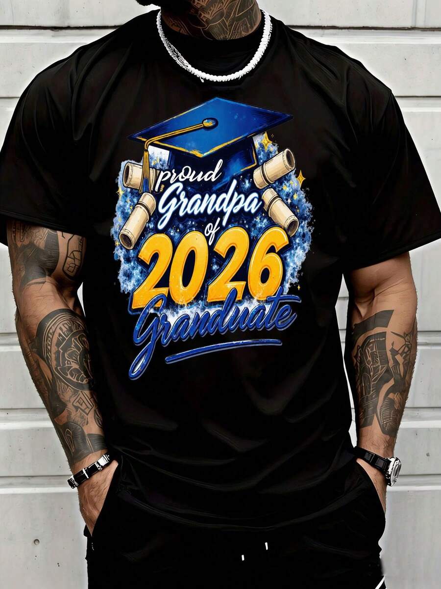 1 camiseta "Abuelo Orgulloso de Graduado 2026" - Negra, adecuada como regalo de graduación con diseño de gorra azul y diplomas, camiseta casual cómoda de cuello redondo para abuelos, ropa de celebración para todo el año para eventos familiares y presentación de diplomas. 180g, 100% algodón. - Negro - Ver 1