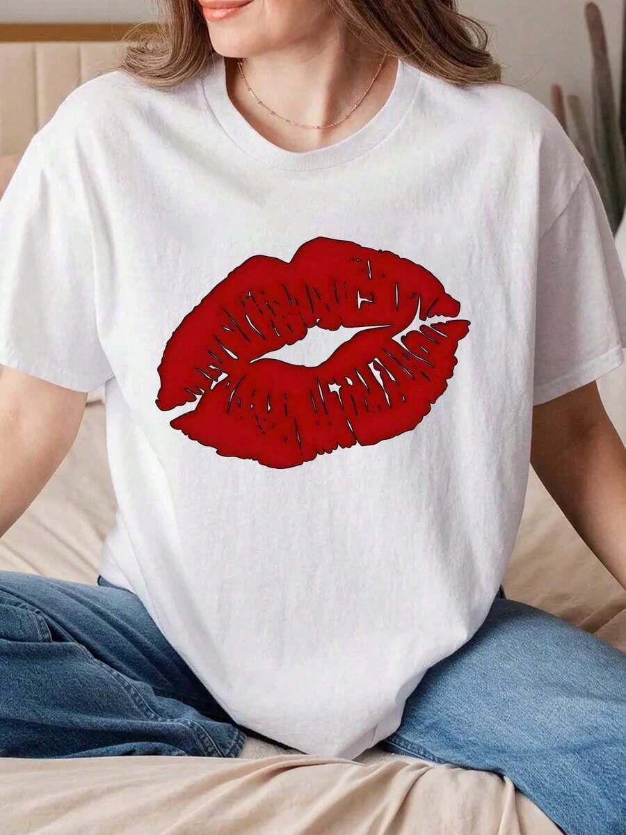 Soft, Breathable, And Lightweight For All-Day Comfort. Unisex T-Shirt With A Red Lip Print, Crew Neck, Ideal For Valentine's Day, Birthday Parties, Wearable Art, A Fashion Statement, Casual Wear, Washable, For Everyday Wear, Party Style, 220g. Classic Crew Neck With A Relaxed Fit That Flatters All Body Shapes And Is Easy To Pair With Jeans, Shorts, And Leggings. - 白色 - 查看 1