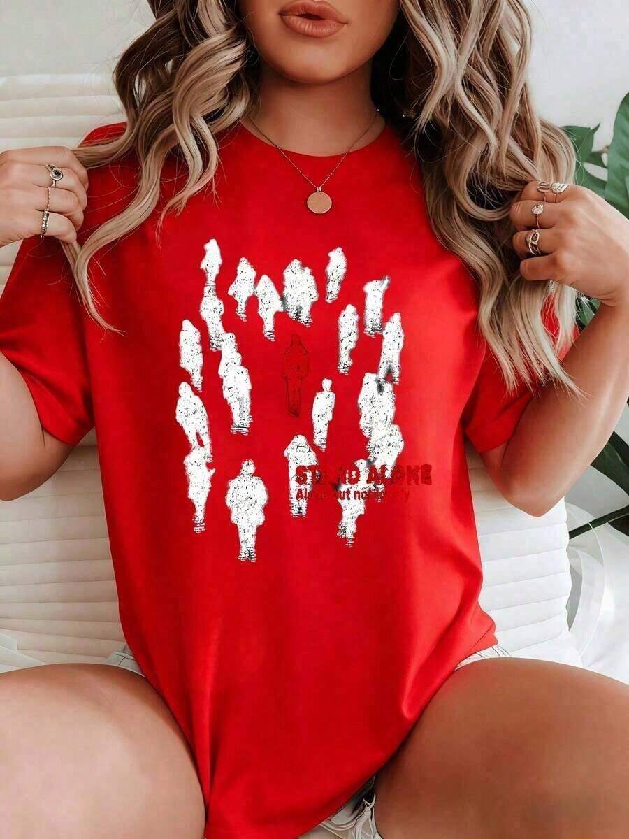 playeras de mujer algodon Camiseta de algodón 100% informal de Wo's con un diseño gráfico de peso pesado que muestra una figura roja entre siluetas blancas, simbolizando individualidad y fuerza. Idea de regalo. >ropa - Rojo - Ver 1