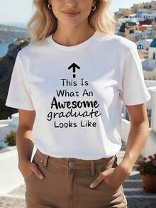 Minimalista Moderno: Así se ve un graduado increíble, así se ve un graduado excelente. Camiseta de mujer con estampado conmemorativo de graduación y decoración de flecha hacia arriba, manga corta casual, estilo cálido y orgulloso, top para la temporada de graduación, ropa casual para el día a día. - Blanco - Ver 1