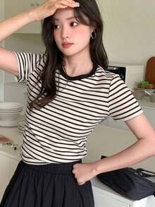 Camiseta casual de mujer de manga corta con cuello redondo, estampado de rayas, para salir - Negro - Ver 3