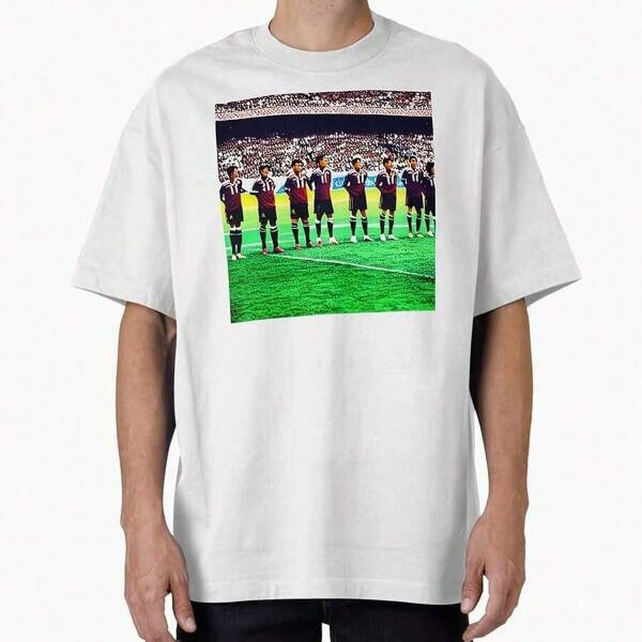 Camiseta extragrande con póster vintage de penaltis del MundialEsta camiseta de algodón de 220 gramos es la combinación perfecta de comodidad y moda para cualquier aficionado al fútbol. Esta camiseta, especialmente diseñada para hombres y mujeres, utiliza tejidos suaves y transpirables para crear un ajuste fascinante y es ideal para días de competición o ropa casual. Hecho de algodón de alta calidad, duradero y suave al tacto. Ya sea que apoyes a tu equipo favorito, participes en un partido de ocio o disfrutes de un día relajado, esta camiseta multifuncional es el último complemento de tu armario. - Negro - Ver 1