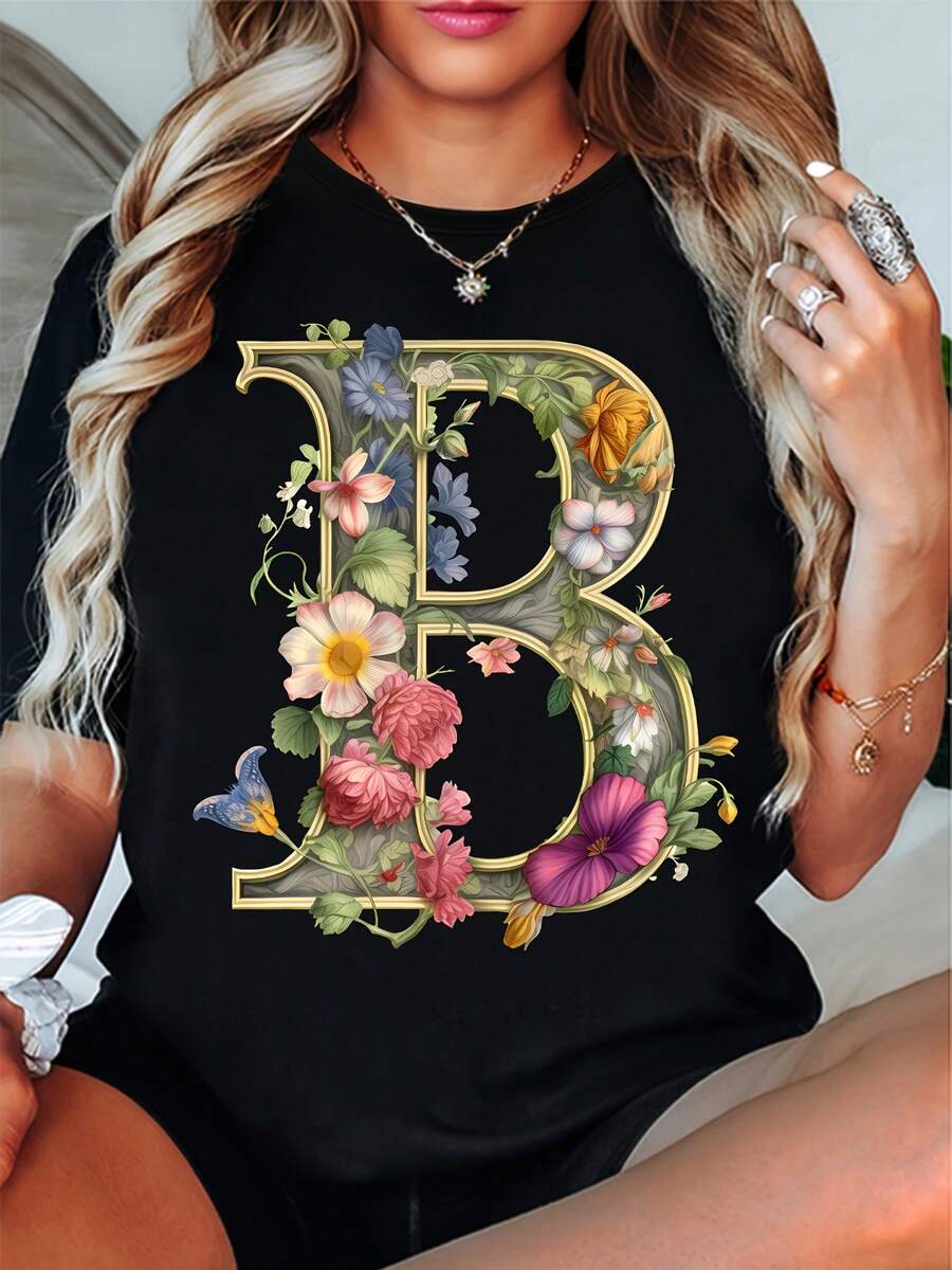 Camiseta con estampado floral y la letra B, una camiseta con la inicial B