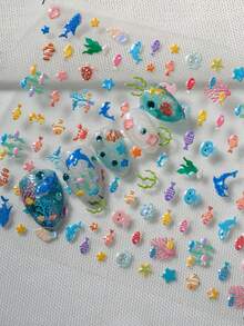 1张3D全息美甲贴纸，图案为闪亮的海洋生物，如鱼、海豚、章鱼、珊瑚等，设计充满活力和生机，适合通勤、夏季穿搭、美甲、海滩场景，是海洋爱好者、学生、妈妈、美甲DIY新手和活力女孩的理想之选。 - 彩色 - 查看 5