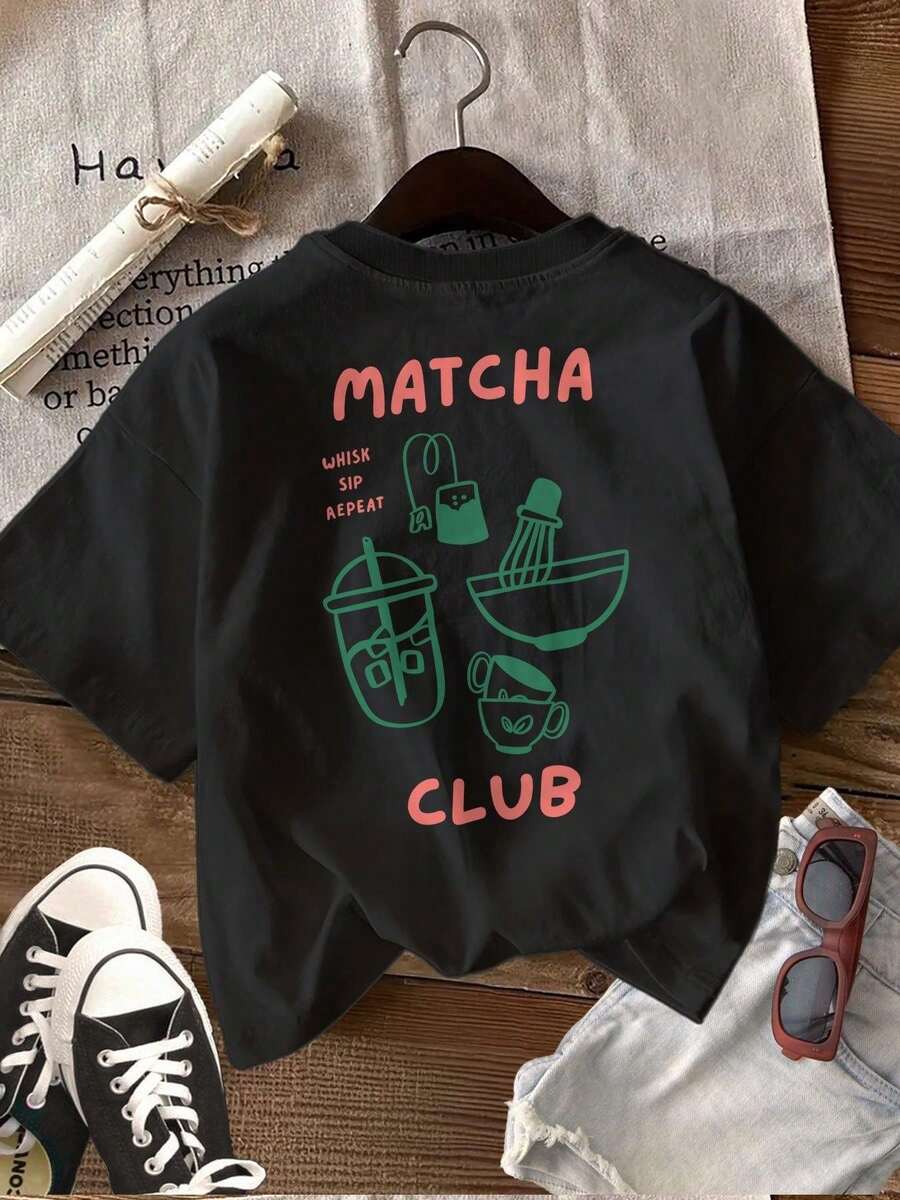 Camiseta de mujer oversize de manga corta con estampado dibujado a mano, con motivos de batidor de matcha y adornos, cuello redondo, estilo casual, manga corta, top de verano. 100% algodón. - Negro - Ver 1