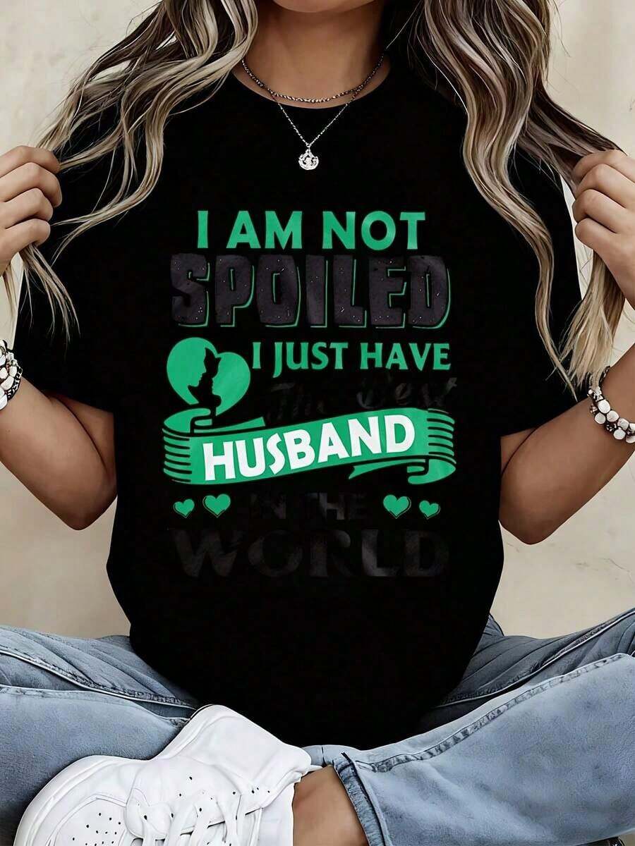 Camiseta con estampado gráfico "No estoy mimada, solo tengo al mejor esposo del mundo" para atuendos casuales y deportivos - Estilo vintage urbano, unisex, de algodón, manga corta, cuello redondo, 100% algodón. - Negro - Ver 1
