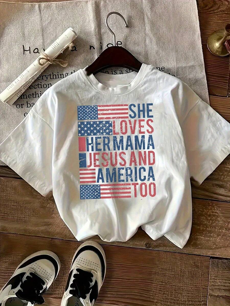 1 camiseta para niñas con estampado patriótico de la bandera estadounidense y la frase "Ella también ama a su madre Jesús" - 100% algodón, corte holgado, manga corta informal con dobladillo asimétrico, cuello redondo, top de verano para el 4 de julio y atuendos casuales, camisetas para niñas. - Blanco - Ver 1