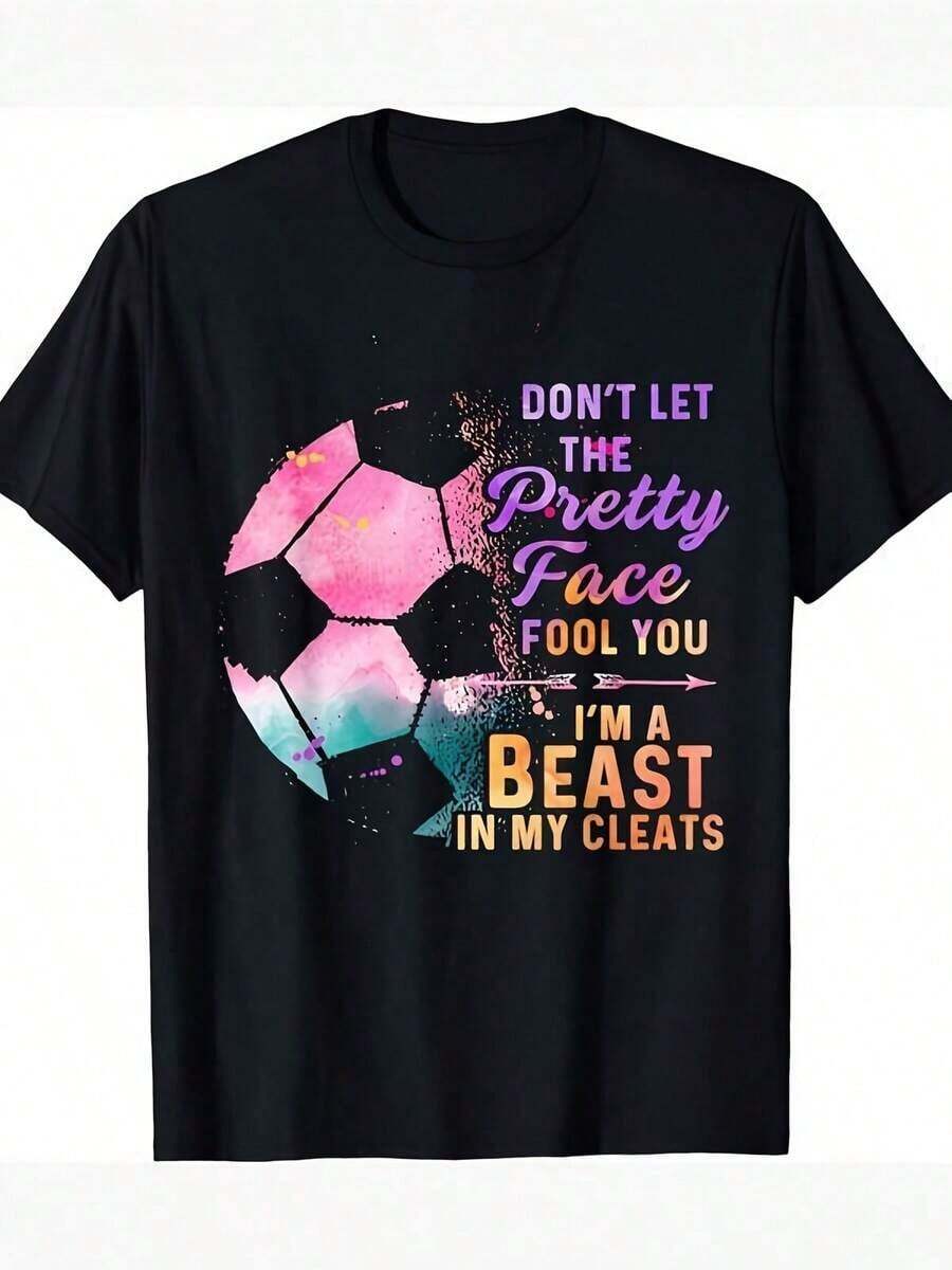 Camiseta única con diseño de balón de fútbol y frase impactante no te dejes engañar por la cara linda soy una bestia en mis zapatos ideal para amantes del deporte y la moda Y2K atrévete a destacarte con este estilo moderno y fresco disponible en talla única - Negro - Ver 1