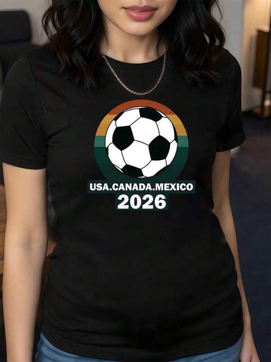 Un balón de fútbol simboliza laón deportiva entre países mostrando los colores que representan la energía y la pasión por el torneo mundial 2026 demostrando espíritu competitivo y fraternidad camiseta de mujer casual cómoda para fanáticas del fútbol - Negro - Ver 1