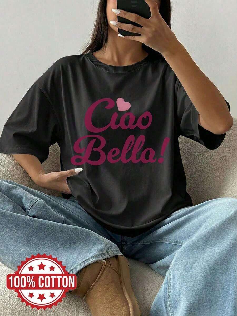 Women's Casual, Loose-Fitting Summer T-Shirt With A Sweet Style, Featuring A Heart And The Words 'CIAO BELLA' Printed On A Short-Sleeved, Crew-Neck T-Shirt With A Relaxed Fit. This Unisex, Urban Vintage Style T-Shirt Is Made Of Cotton And Has Short Sleeves And A Crew Neck. Suitable For Spring, Summer, And Autumn. - 黑色 - 查看 1