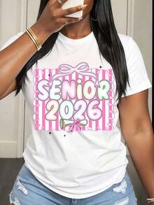 Camiseta de Mujer para Graduación 2026, Diseño de Caja de Regalo con Rayas Rosas, Lazo y Birrete de Graduación, Ropa Casual de Verano para Celebración de Graduación - Blanco - Ver 6