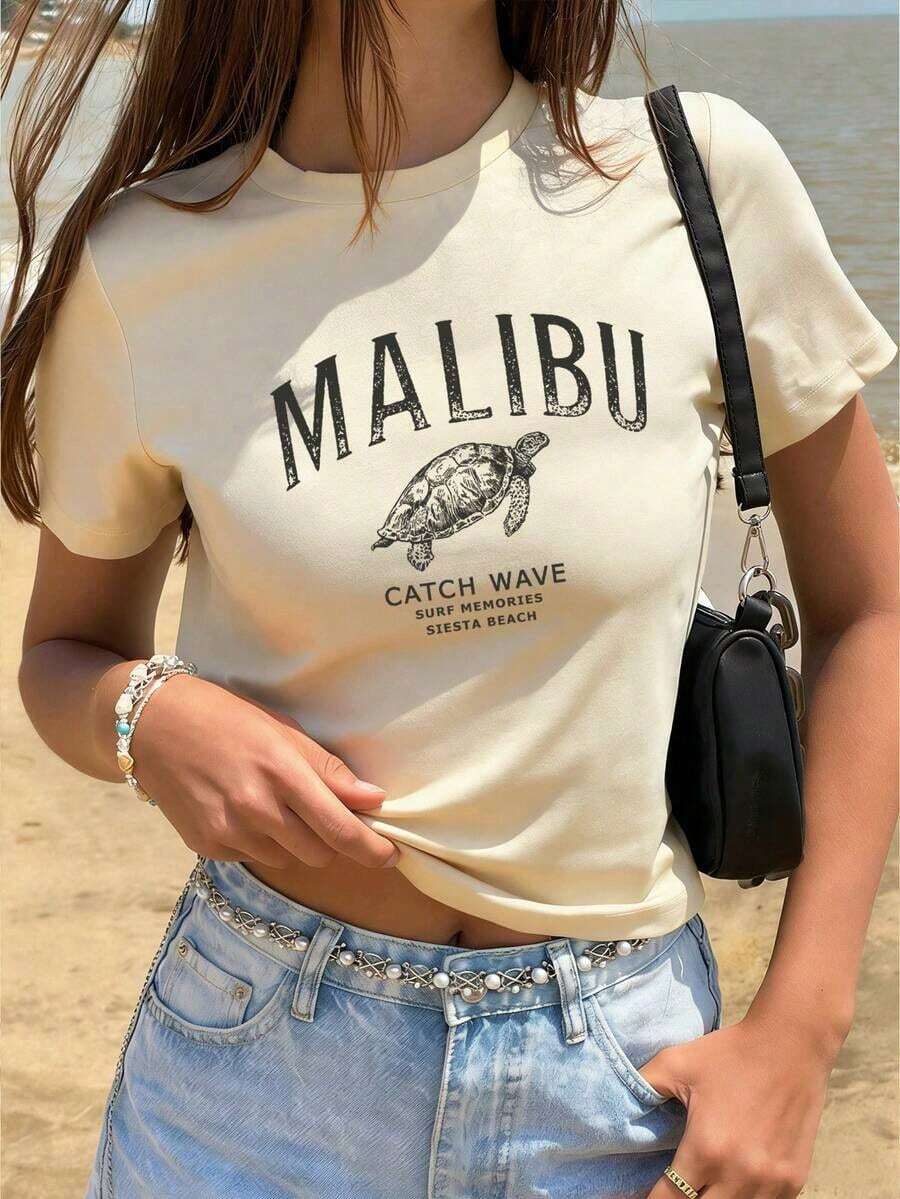 Camiseta de mujer con estampado de tortuga y eslogan Y2K "MALIBU CATCH WAVE SURF MEMORIES SIESTA BEACH" Camisetas gráficas para mujer - Albaricoque - Ver 1