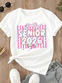 Camiseta de Mujer para Graduación 2026, Diseño de Caja de Regalo con Rayas Rosas, Lazo y Birrete de Graduación, Ropa Casual de Verano para Celebración de Graduación - Blanco - Ver 2