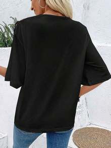Camiseta gráfica con cuello asimétrico y cruce frontal.Gráfica Tops para mujeres - Negro 2 - Ver 2
