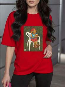 SoftFigura de rana con gorra roja disfrutando de una comida en una silla blanca rodeada de hojas tropicales que refleja un momento relajado y alegre camiseta para mujer 100% algodónNew Summer Women's T-shirt, Casual and Comfortable Crew Neck Top - Rojo - Ver 10