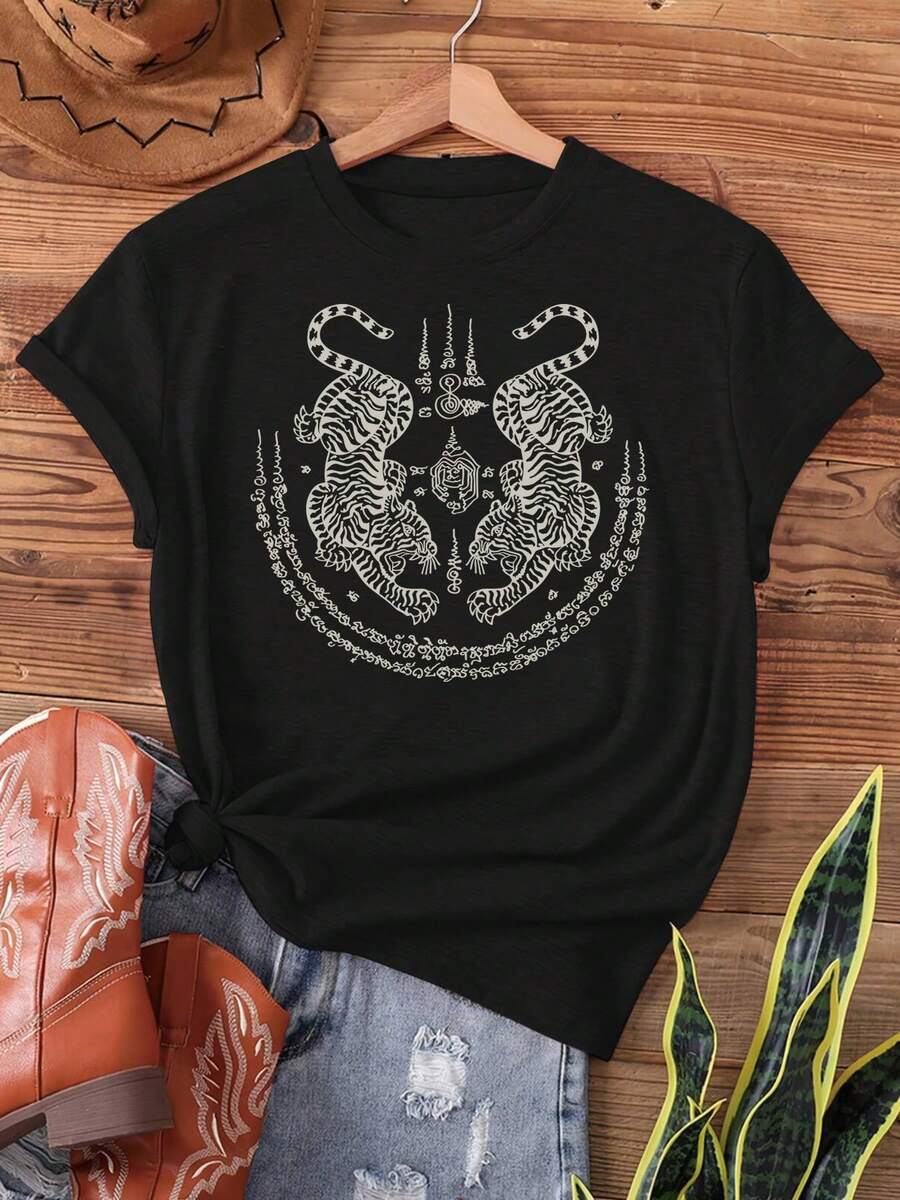Una camiseta de manga corta para mujer, moderna, a la moda, retro, casual y holgada, adecuada para actividades al aire libre en primavera y verano, con un diseño de tatuaje de tigre - con dos tigres, magia del boxeo tailandés, tatuaje Sak Yang Thai, regalo tailandés, camiseta estampada, top casual de manga corta y cuello redondo, adecuada para verano y primavera, ropa de mujer.blusas para mujer,blusas casuales para dama,tops,, mujer premium,y2k,playeras de mujer curvy,ofertas y liquidaciones ropa mujer,playeras deportivas para mujer,,playeras de hombre, mujer,blusas>elegante HX6R - Negro - Ver 1