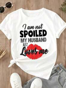 Camiseta Casual para Mujer con Estampado de Labios: "No Estoy Mimada, Mi Esposo Simplemente Me Quiena", para Uso Diario y Conjuntos Románticos - Blanco - Ver 2