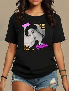 ComfortableLa imagen muestra un retrato artístico en blanco y negro con detalles en rosa y amarillo que simbolizan energía moderna y confianza femenina camiseta para mujer 100% algodón suave - Negro - Ver 12