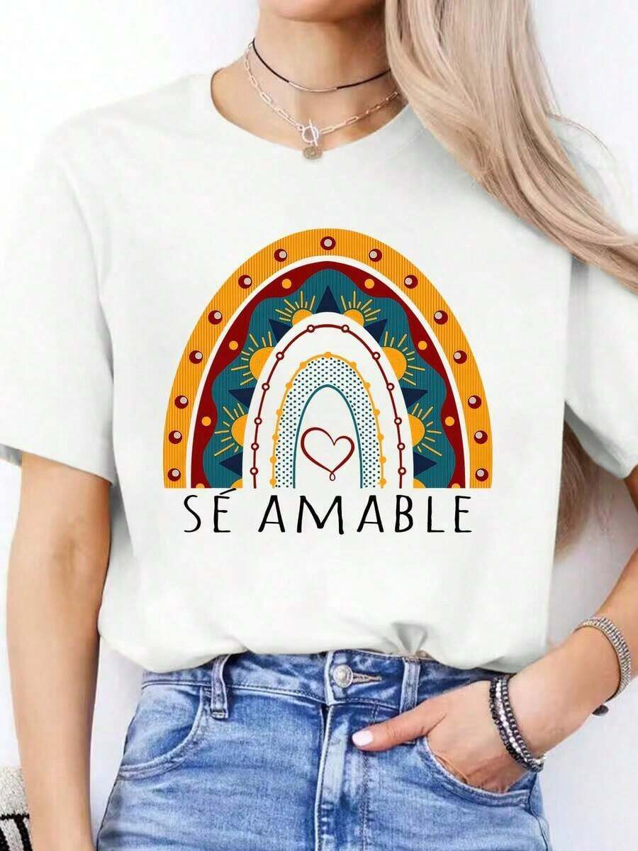 Camiseta Gráfica Se Amable para Mujer - Camiseta Casual de Manga Corta con Cuello Redondo y Diseño Colorido de Arcoíris y Corazón, Mezcla de Poliéster Suave, Perfecta para Conjuntos de Primavera-Verano, Camisetas para Mujer - Blanco - Ver 1