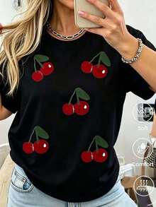 Playera negra de mujer con estampado de cerezas rojas, manga corta cuello redondo, camiseta casual suelta, top cómodo y suave para verano, outfit juvenil para diario y combinar con jeans - Negro - Ver 1