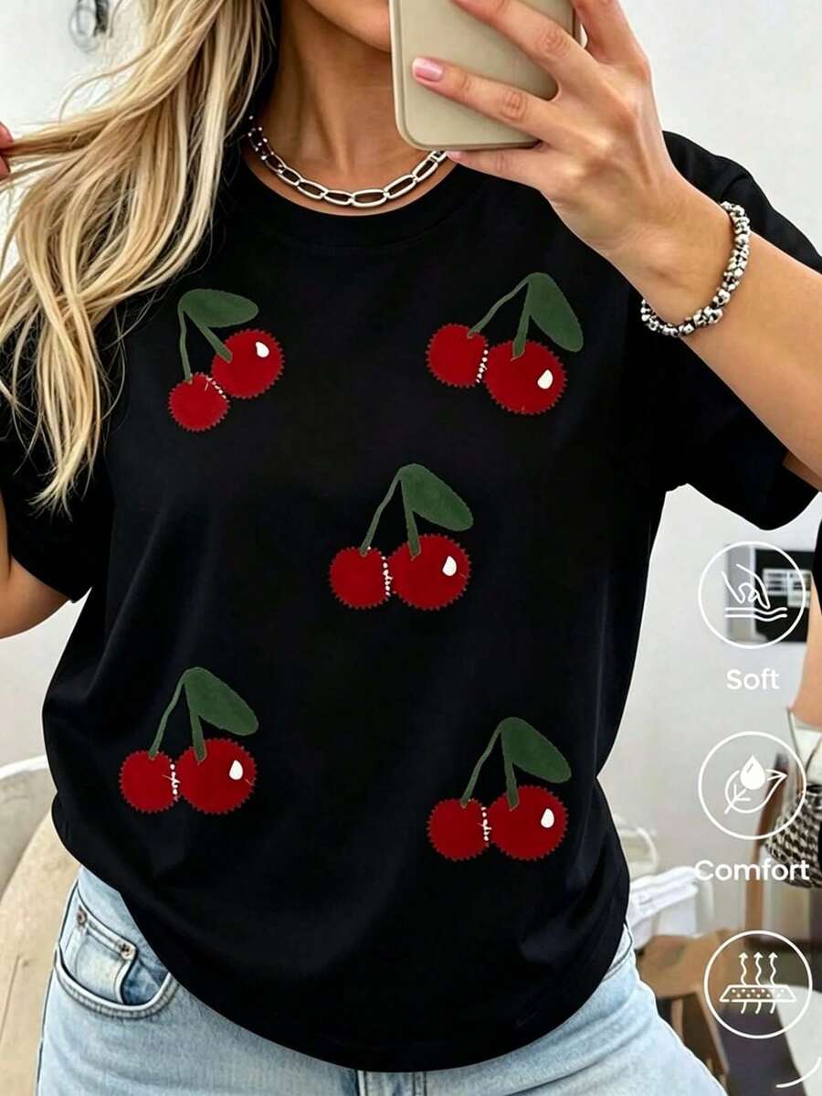 Playera negra de mujer con estampado de cerezas rojas, manga corta cuello redondo, camiseta casual suelta, top cómodo y suave para verano, outfit juvenil para diario y combinar con jeans - Negro - Ver 1
