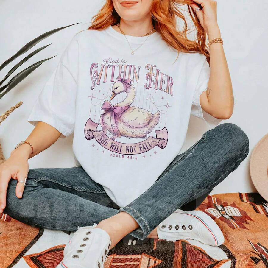 Dios Está Dentro de Su Suéter, No Caerá Sudadera, Camiseta con Versículo Bíblico Cristiano, Ropa de Calle Religiosa y Cómoda, Regalo Basado en la Fe para Mujeres - Blanco - Ver 1