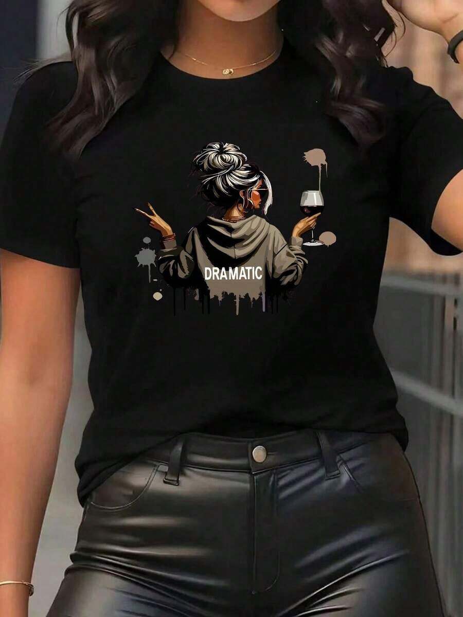 Camiseta Dramática Y2K con diseño exclusivo de mujer estilizada disfrutando de una copa, perfecta para amantes de la moda urbana y el arte. Agrega un toque único y atrevido a tu guardarropa con esta pieza única que resalta tu personalidad. - Negro - Ver 1