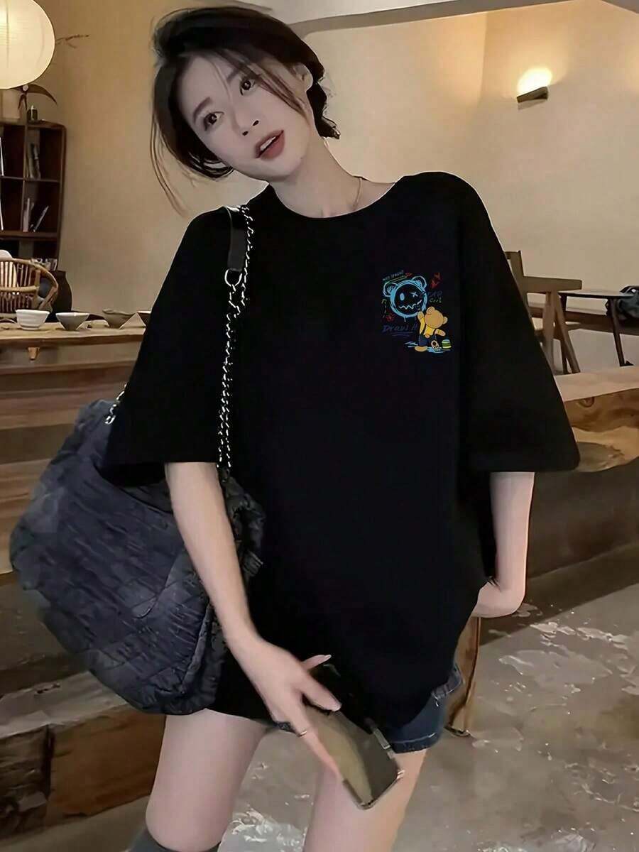 Camiseta moderna con diseño gráfico estilo urbano, algodón suave para máxima comodidad, ajuste relajado adaptable para jóvenes y adultos, color negro disponible en diferentes tallas, ropa casual, moda . - Negro - Ver 1