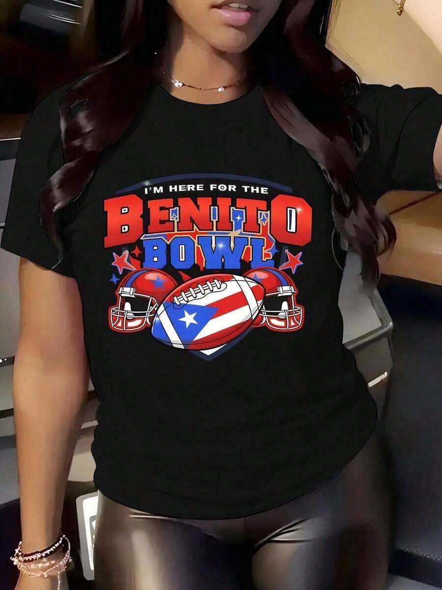 Camiseta de cuello redondo para mujer con diseño de casco de fútbol americano y la bandera de Puerto Rico, con la frase "Estoy aquí por el Benito Bowl". Ropa casual para eventos deportivos y celebraciones del orgullo nacional. - Negro - Ver 1