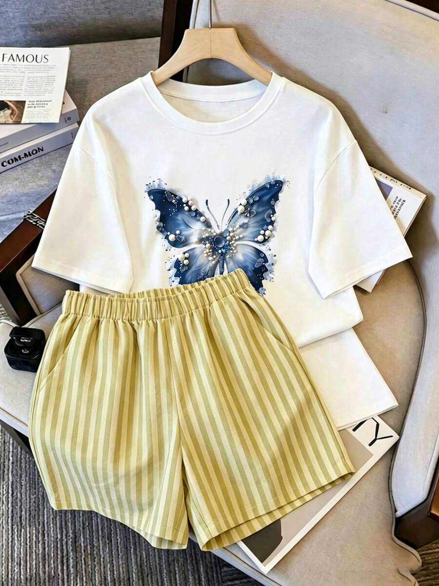 Conjunto de dos piezas para mujer con estampado 2D de mariposa exquisito, mariposa de azul marino adornada con perlas, diseño lujoso y elegante, colores sobrios y refinados, ideal para uso diario - Camiseta blanca + pantalones cortos verdes - Ver 1