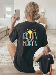 Nueva Colección de Verano 2026, Camiseta de Mujer de Moda [Estampado de Doble Cara en la Parte Delantera y Trasera], Top Casual de Manga Corta con Cuello Redondo, Letras Coloridas "BOATIN And FLOATIN" con Patrón de Sol, Adecuada para la Comodidad en Todas las Estaciones, Camiseta de Verano con Estampado Frontal y Trasero, Tops de Verano 2026 para Mujer, Tela Suave, Transpirable, 100% Algodón, Camiseta de Mujer para Uso Diario con Estampado Gráfico. - Negro - Ver 1