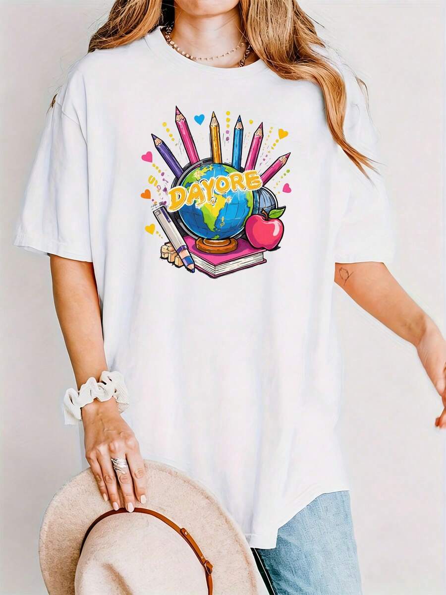 Una camiseta negra con un diseño vibrante que incluye un globo terráqueo, un libro abierto, una manzana roja, un bolígrafo azul, lápices de colores y un motivo en forma de corazón, junto con un estampado degradado de la palabra DAYDREAM. La modelo tiene el cabello rubio largo y ondulado. -Camiseta unisex de algodón, manga corta, cuello redondo, estilo vintage urbano. - Blanco - Ver 1