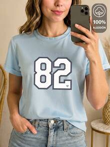 Playera para Dama 100% algodón de excelente calidad, esta playera garantiza una suavidad excepcional al tacto, cuello redondo con estampado "Courage 82 Modern Varsity" manga corta - Celeste - Ver 2