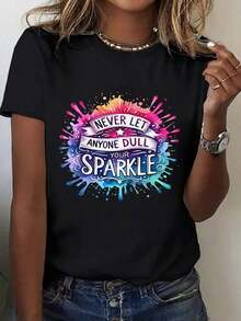 Camiseta única con diseño vibrante que dice nunca dejes que nadie apague tu brillo y estilo Y2K perfecta para destacar tu personalidad llena de color y energía ideal para tus outfits diarios o ocasiones especiales. - Negro - Ver 12