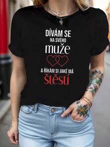 Camiseta de algodón puro con un motivo de doble corazón, un dulce cumplido para la pareja. Impresa con la frase checa "DÍVÁM SE NA SVÉHO MUŽE A ŘÍKÁM SI JAKÉ MÁ ŠTĚSTÍ" (Amo a mi marido y digo qué suerte tiene). Camiseta de mujer moderna y casual de cuello redondo para primavera/verano. Adecuada para salidas animadas, actividades al aire libre, desplazamientos diarios, ropa versátil y elegante. - Negro - Ver 1