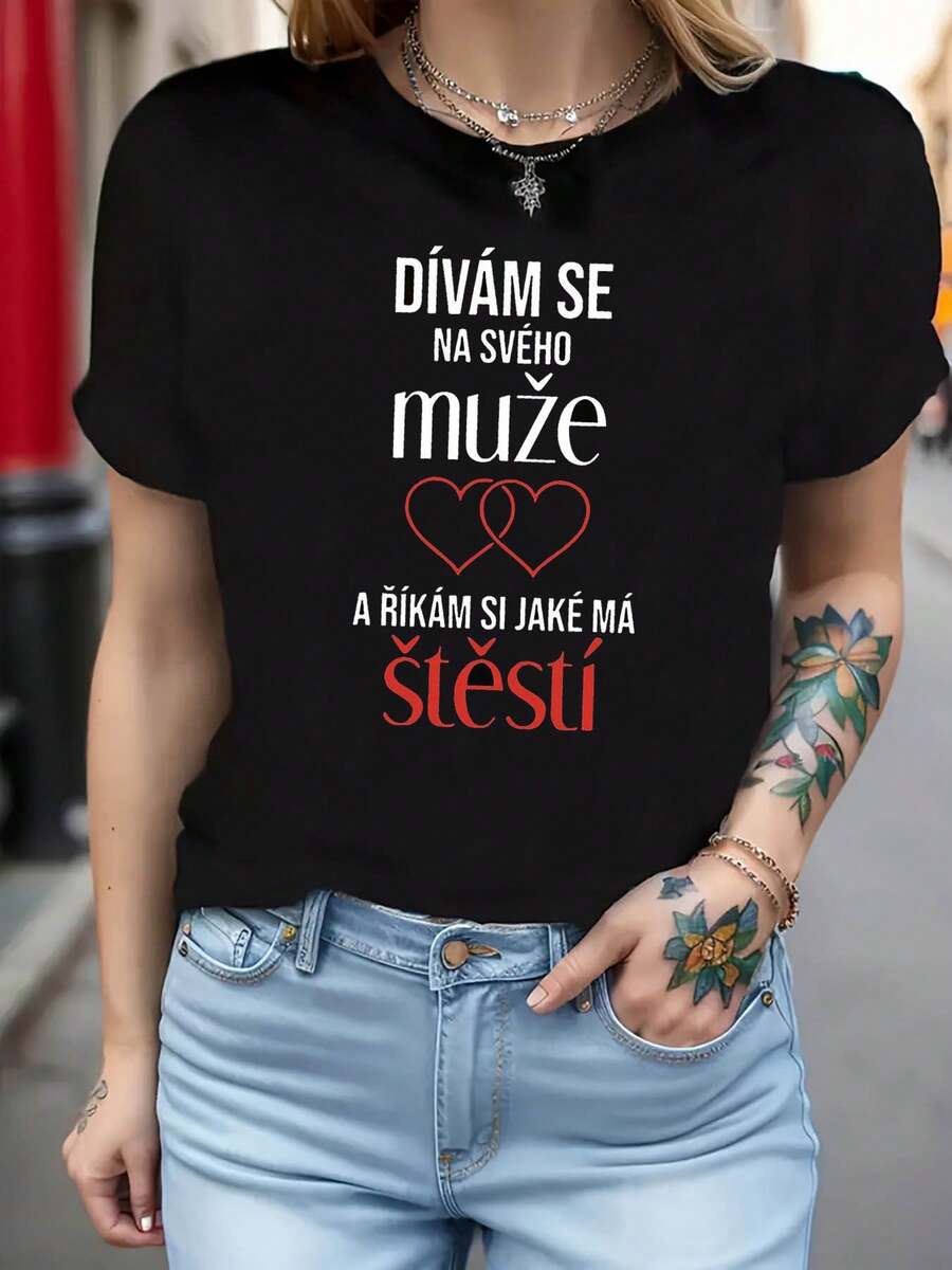 Camiseta de algodón puro con un motivo de doble corazón, un dulce cumplido para la pareja. Impresa con la frase checa "DÍVÁM SE NA SVÉHO MUŽE A ŘÍKÁM SI JAKÉ MÁ ŠTĚSTÍ" (Amo a mi marido y digo qué suerte tiene). Camiseta de mujer moderna y casual de cuello redondo para primavera/verano. Adecuada para salidas animadas, actividades al aire libre, desplazamientos diarios, ropa versátil y elegante. - Negro - Ver 1