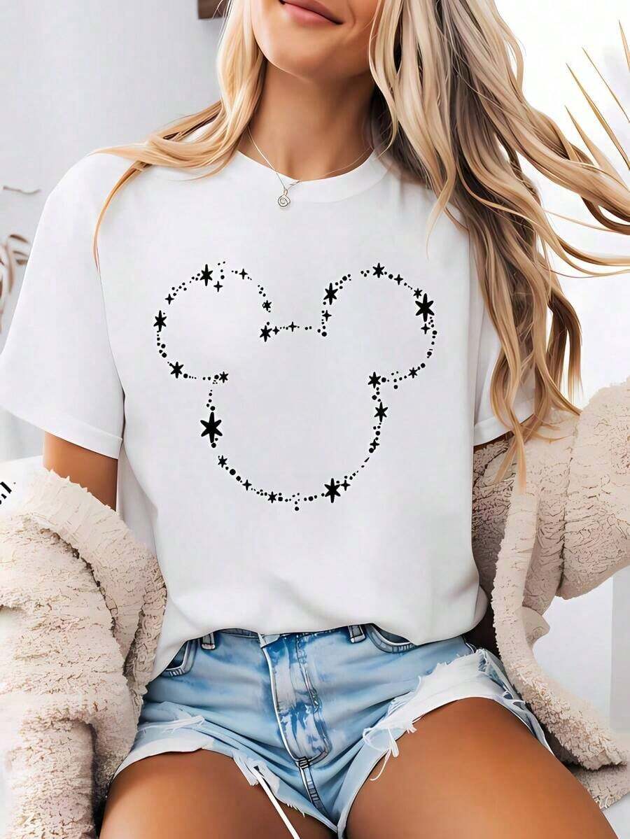 Camiseta gráfica de mujer con un estampado minimalista en blanco y negro de la silueta de un ratón con contornos de estrellas. Esta prenda de ropa de verano para mujer es una camiseta de cuello redondo confeccionada con un tejido suave y cómodo 100% algodón. Perfecto para el uso diario, actividades al aire libre o salidas de compras. También es ideal como ropa de vacaciones para mujeres. - Blanco - Ver 1