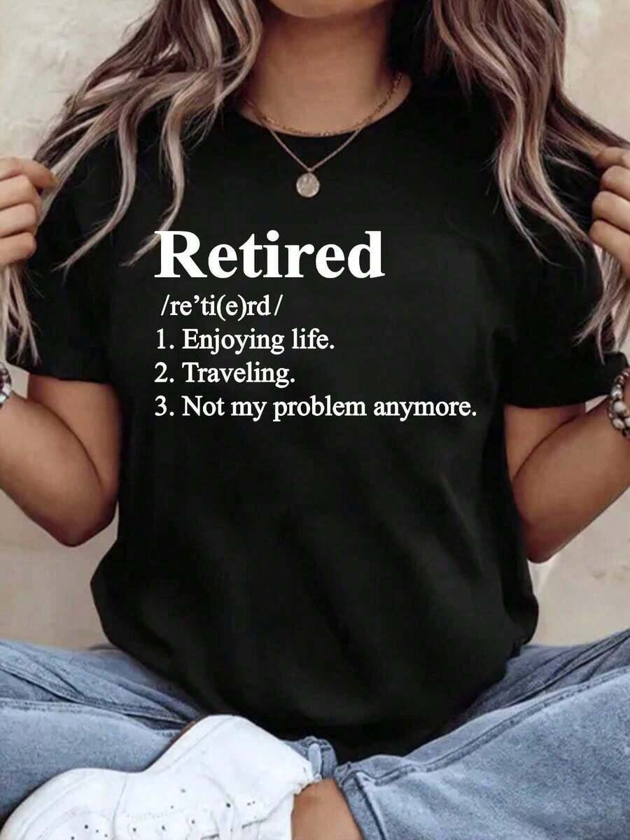 Suave, transpirable y ligera para comodidad durante todo el día. Camiseta de manga corta para mujer con estampado "Retired Definition", corte holgado informal, ideal para viajes, ocio y estilo de vida. Tela cómoda, perfecta para regalar. 220g. Cuello redondo clásico con un corte relajado que favorece todas las formas del cuerpo y es fácil de combinar con jeans, shorts y leggings. - Negro - Ver 1
