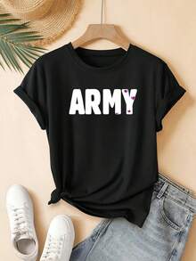 Camiseta de manga corta para mujer, corte regular - estampado geométrico 2D con la palabra "ARMY" y decorada con pequeños corazones de colores. Estilo urbano moderno. |   Diseño Juvenil |   Cómoda y de buen ajuste, una camisa elegante adecuada para fiestas. - Negro - Ver 6