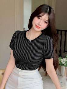 Camiseta casual de mujer de manga corta con cuello redondo, estampado de rayas, para salir - Negro 2 - Ver 3
