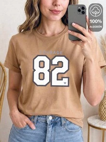Playera para Dama 100% algodón de excelente calidad, esta playera garantiza una suavidad excepcional al tacto, cuello redondo con estampado "Courage 82 Modern Varsity" manga corta - Caqui - Ver 2