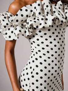 xheCOSMINA Vestido elegante de longitud media, ajustado, con hombros descubiertos y volantes con estampado de lunares para mujerxhe - Blanco - Ver 5