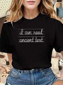 Camiseta única y moderna con diseño en texto antiguo que dice "I can read ancient text" perfecta para los amantes de la cultura vintage y del estilo y2k, ideal para destacar en cualquier ocasión y demostrar tu singularidad. - Negro - Ver 1