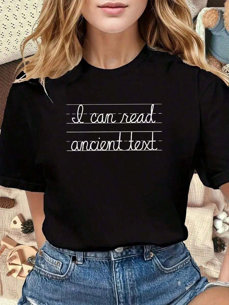 Camiseta única y moderna con diseño en texto antiguo que dice "I can read ancient text" perfecta para los amantes de la cultura vintage y del estilo y2k, ideal para destacar en cualquier ocasión y demostrar tu singularidad. - Negro - Ver 1